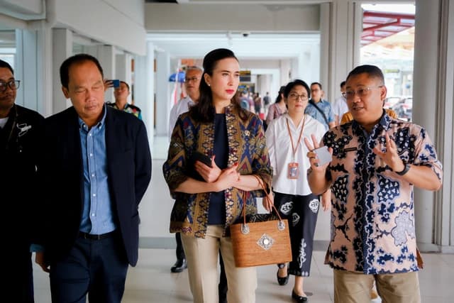 Menteri Pariwisata Widiyanti Putri Wardhana melakukan inspeksi terhadap persiapan Bandara Internasional I Gusti Ngurah Rai, Bali, menjelang libur Natal 2024 dan Tahun Baru 2025, pada Selasa (10/12/2024). Foto: Dok. Kemenpar.