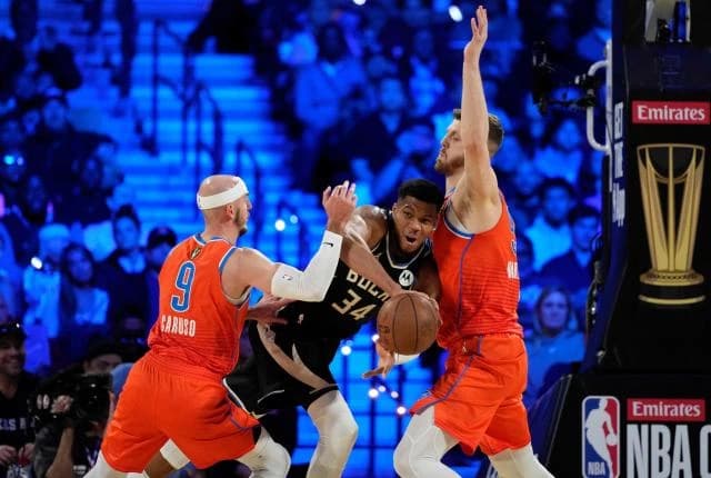 Tak Terbendung! Giannis Antetokounmpo sukses mengobrak-abrik pertahanan Thunder