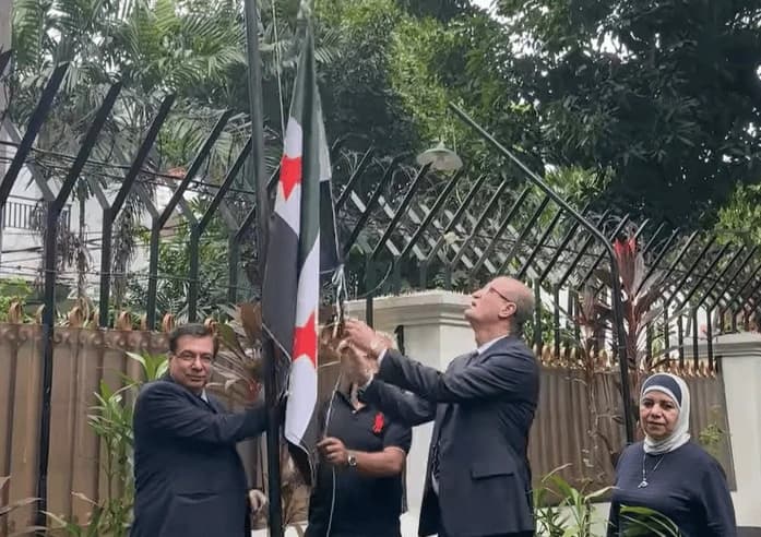 Imbas Bashar Al Assad tumbang, pejabat Kedutaan Besar Suriah di Jakarta resmi mengibarkan bendera baru. (Foto:Embassy of Syria-Jakarta)