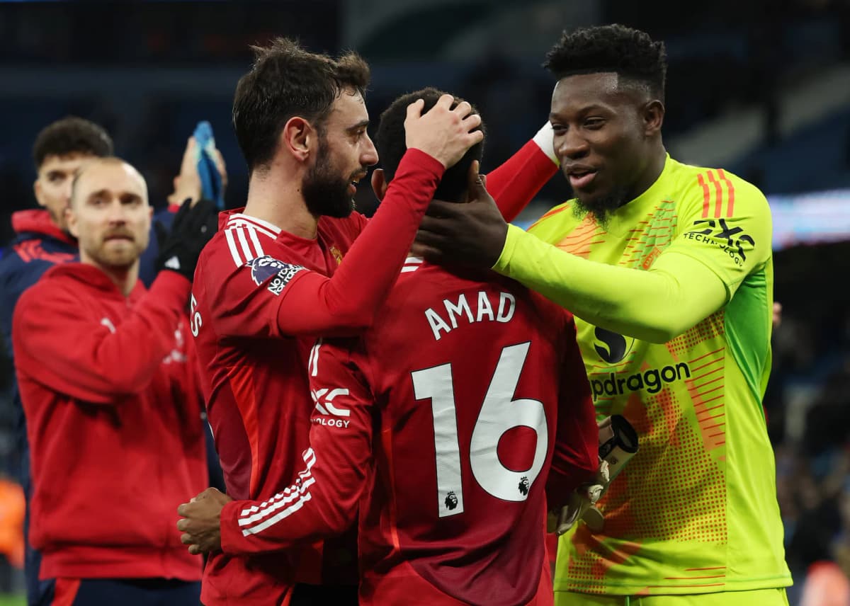 Amad Diallo, Bruno Fernandes, dan Andre Onana dari Manchester United merayakan kemenangan manis atas rival sekota. (Foto: Reuters)