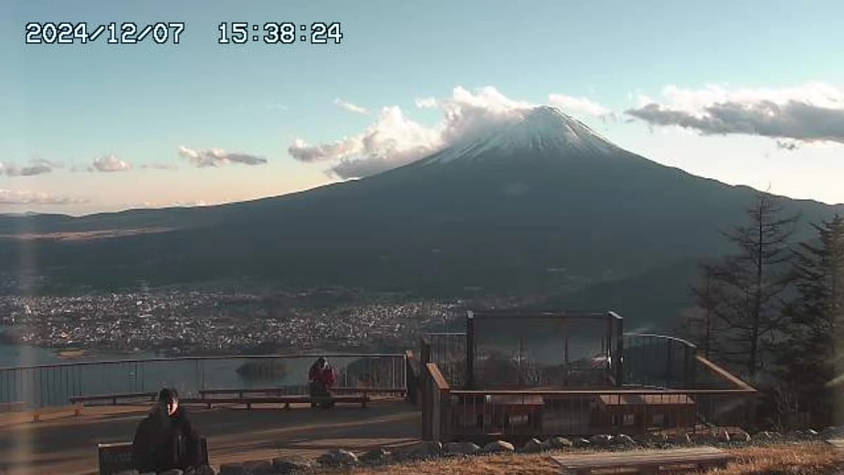 Gunung Fuji kembali bersalju pada Desember 2024. Pantauan ini diambil dari Kota Fuefuki, Jepang. (Foto: Fujisan Watcher)